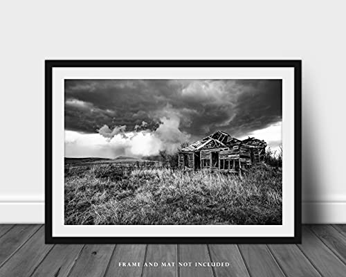 הדפסת צילום כפרי תמונה בשחור לבן של סערה שעוברת מאחורי בית נטוש ביום האביב בקנזס כפרי אמנות קיר