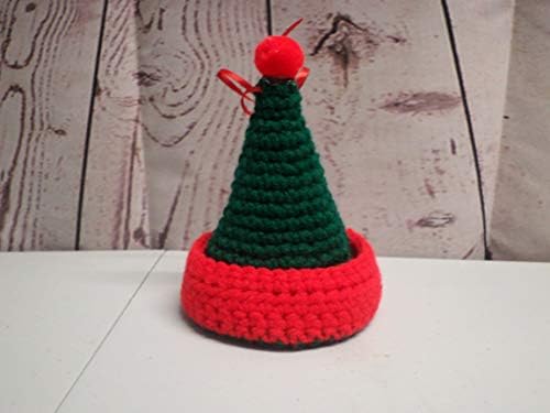 כובע סנטה סרוגה בעבודת יד עם קישוטים לעץ חג המולד של פעמון - סט של 2
