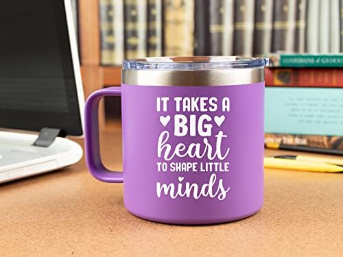מתנות הערכה למורים של קלובי לנשים – צריך לב גדול כדי לעצב מוחות קטנים כוס 14 אונקיות / ספל קפה סגול-רעיון חמוד