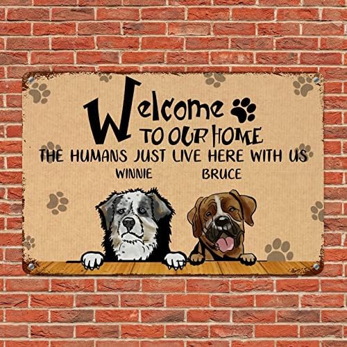 Alioyoit שלט מתכת מצחיק שלט כלבים מותאמים אישית שם ברוכים הבאים לביתנו בני האדם כאן איתנו קולב דלת כלב חיית