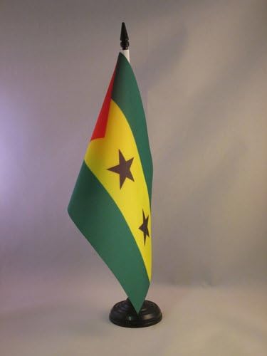 דגל AZ SAO Tomé ו- Principe שולחן דגל 5 '' x 8 '' - דגל שולחן סנטומי 21 x 14 סמ - מקל פלסטיק שחור ובסיס