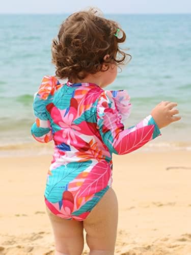 בנות פעוטות של XFGirls בנות פעוטות מקשה אחת מקפצות בגיש ים חמוד של בגד ים עם רוכסן עם רוכסן