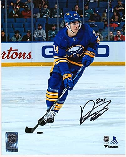 דילן קוזנס באפלו סברס חתימה 8 x 10 החלקה על ג'רזי כחול עם צילום פאק - Pucks NHL עם חתימה