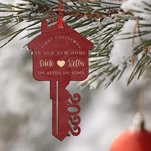 חג המולד הראשון בביתנו החדש, קישוט מפתח לחג המולד 2022 מפתח עם הכתובת והשמות שלך, 4 דיקט אדום, קישוט חג המולד