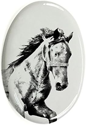 ארט דוג, מ.מ. מוסטנג, מצבה סגלגלה מאריחי קרמיקה עם תמונה של סוס