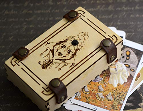 קופסת כרטיסי טארוט עץ זאב עם גביש שחור בעבודת יד קופסת מכשפה קופסת מכשפה קופסת עץ חרוטה